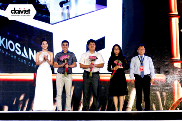 Tổng Giám đốc Đại Việt (ở giữa) nhận hoa cảm ơn từ Ban tổ chức HHVN 2018