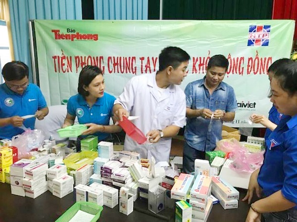 Đoàn từ thiện cùng Cơ điện lạnh Đại Việt đang thăm khám và cấp phát thuốc cho bà con bão số 12