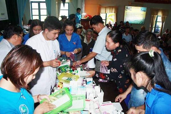 Đoàn từ thiện cùng Cơ điện lạnh Đại Việt phân phát quà tặng cho bà con bị ảnh hưởng bởi bão số 12