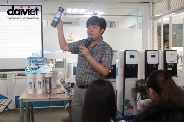Tổng giám đốc công ty Đại Việt trực tiếp training sản phẩm máy lọc nước cho nhân viên