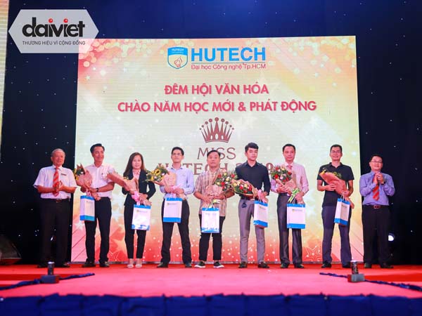 Đại diện Công ty CP Cơ Điện Lạnh Đại Việt nhận hoa cùng các đơn vị tài trợ khác
