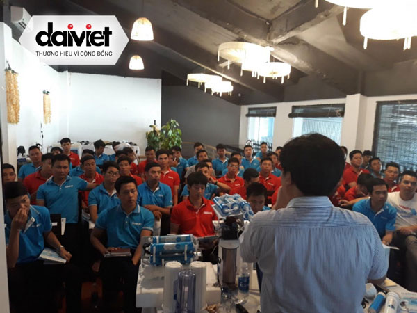 Tổng giám đốc Đại Việt trực tiếp training máy lọc nước cho nhân viên khu vực phía Bắc