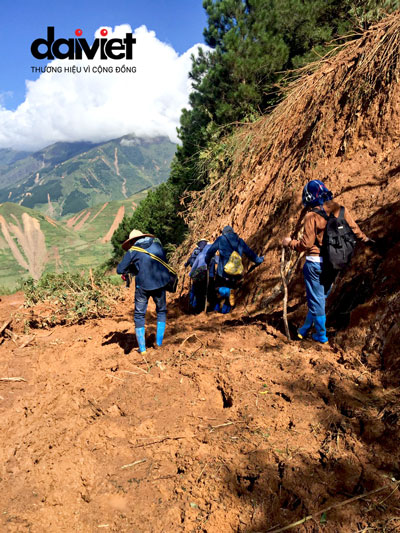 Đường đi xuống núi bị sạt lở nghiêm trọng do cơn bão gây ra khiến đội ngũ Cổ phần Cơ điện lạnh Đại Việt không di chuyển được