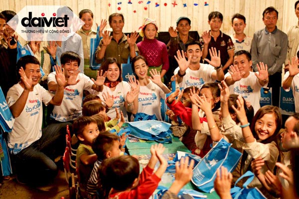 hình ảnh cán bộ, nhân viên Đại Việt vui cùng các cháu thiếu nhi tại thôn Cu Vai