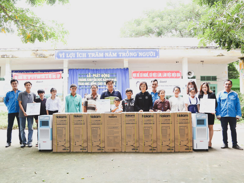 trao tặng máy làm mát Nakami cho các em học sinh và người dân ở Phú Thành, Tam Nông, Đồng Tháp