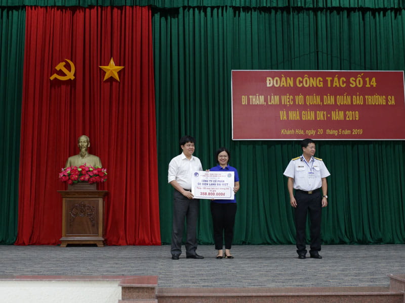 Tổng Giám đốc Ngô Xuân Mạnh trao bảng trao tặng cho đơn vị ở Trường Sa