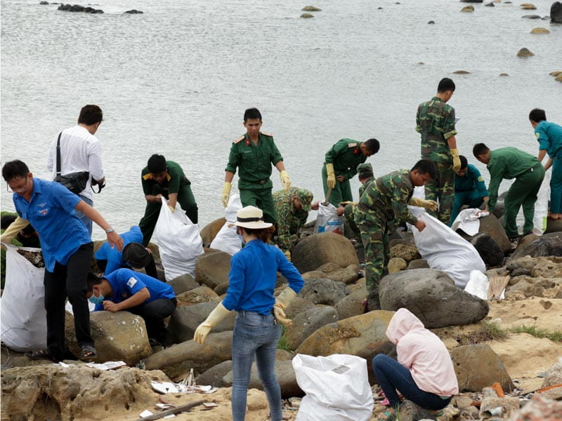 chiến sĩ lực lượng vũ trang, thanh niên tình nguyện cùng cán bộ công nhân viên Đại Việt tham gia chiến dịch vệ sinh môi trường biển