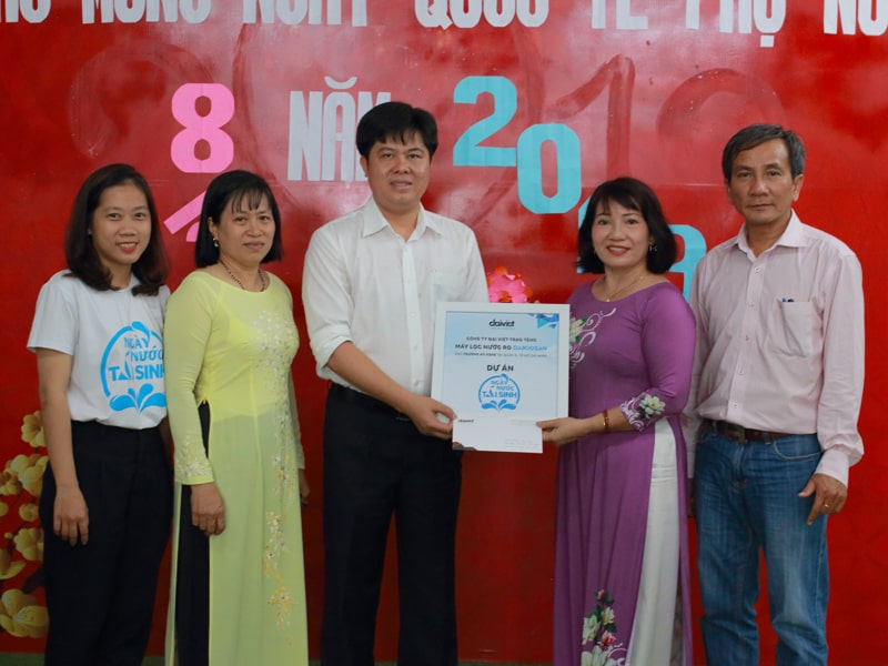 Ông Ngô Xuân Mạnh trao tặng máy lọc nước Daikiosan cho trường Hy Vọng