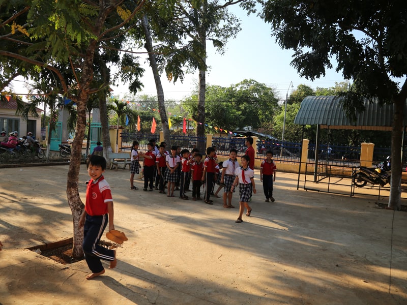 hình ảnh chụp ngoài sân trường tiểu học ở Bình Phước