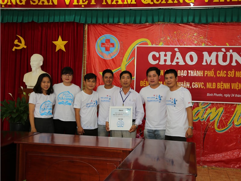 Đội ngũ Ngày Nước Tái Sinh và đại diện bệnh viện Nhân Ái
