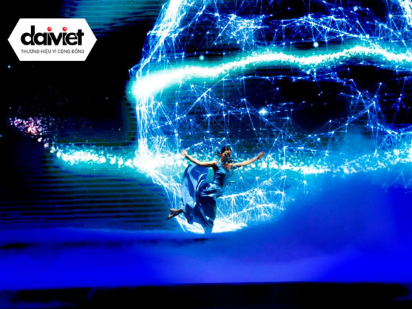 Tiết mục “Dance Of Water” múa tương tác đèn Led của nhóm nhảy Led Dance