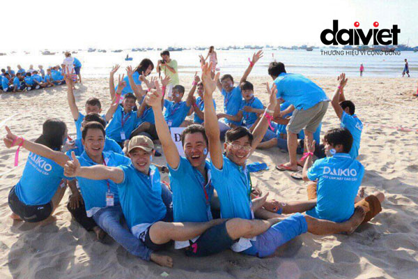 Mặc cho nắng nóng ai tham gia team building đều tươi cười phấn khởi