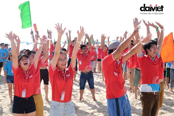 Mọi người tham gia team building rất hào hức và năng động