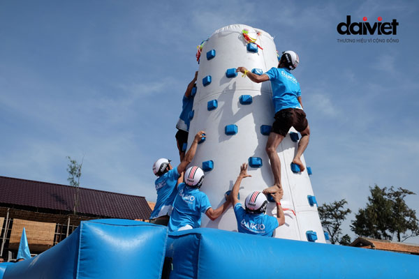 Chơi hết mình khi tham gia team building