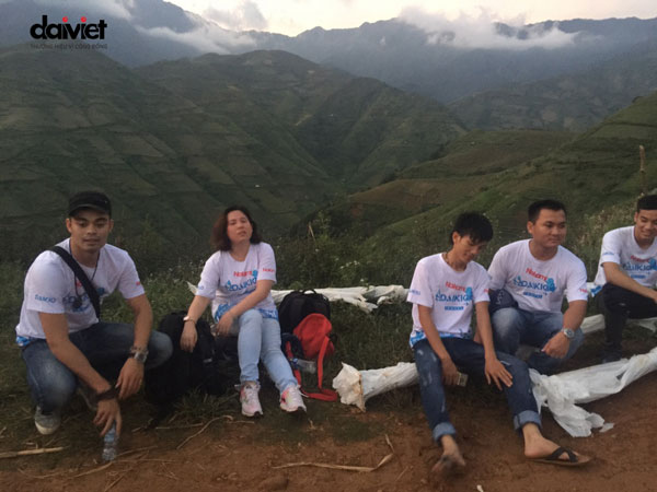 Mọi người dừng chân nghỉ ngơi trên cung đường lên xã Xà Hồ