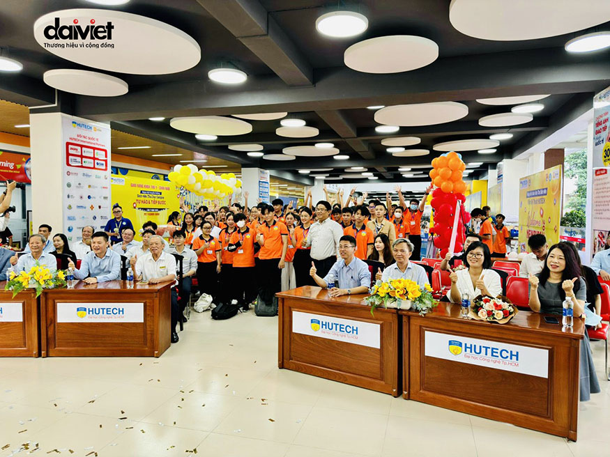 dai viet tai tro ngay hoi hutech204