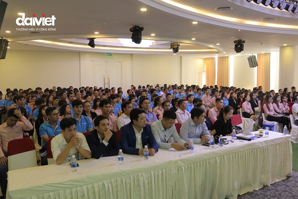 mọi người chăm chú lắng nghe trong buổi tiệc tất niên 2017