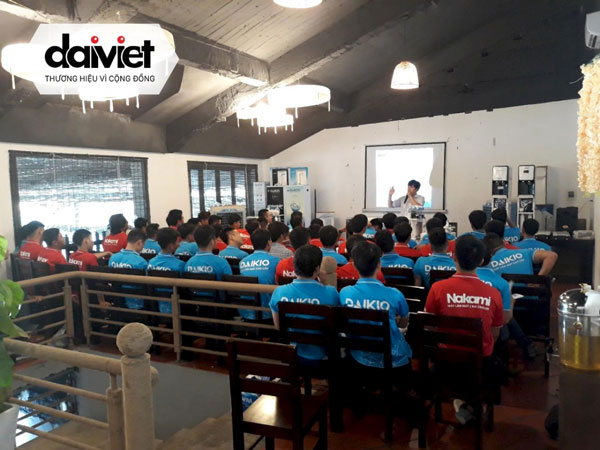Tổng giám đốc Đại Việt trực tiếp training máy lọc nước cho nhân viên khu vực phía Bắc