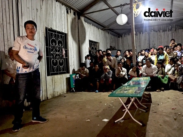 Người dân tập trung tại nhà cộng đồng để “thưởng thức” thành quả khi có nguồn điện về bản