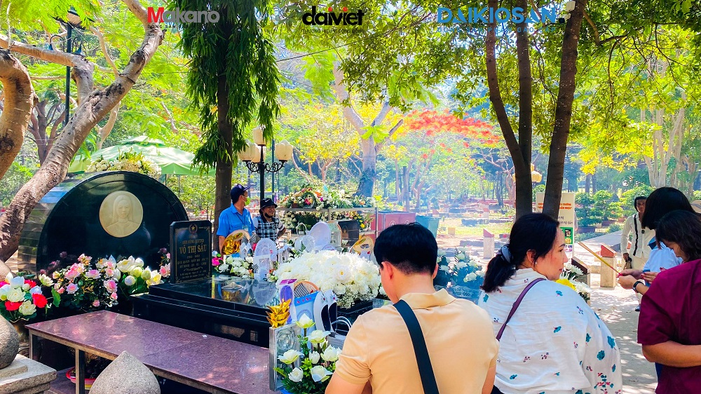 Thắp hương tại mộ Chị Võ Thị Sáu