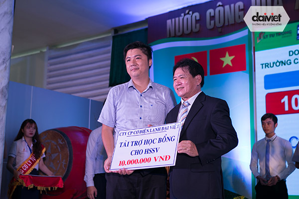 Đại diện công ty Đại Việt trao tặng học bổng cho trường CĐ Lý Tự Trọng.