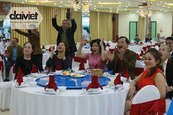 Mọi người vui sướng khi kết quả chiến thắng thuộc về U23 Việt Nam