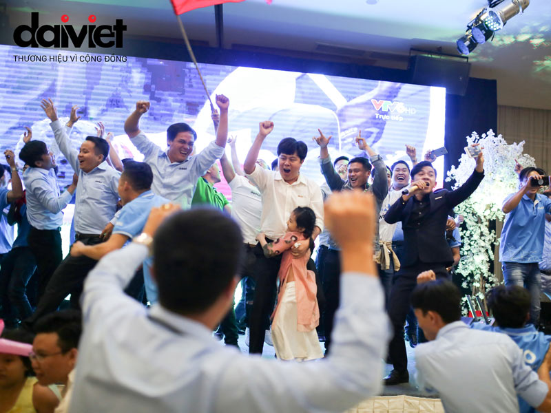 Tổng Giám đốc Ngô Xuân Mạnh cùng mọi người ăn mừng chiến thắng của đội tuyển Việt Nam