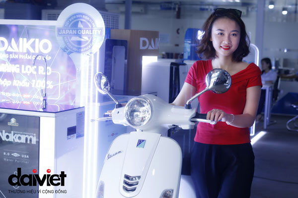 Chị Hà Thị Hậu - khách hàng may mắn trong đợt bốc thăm lần 8 bên cạnh giải thưởng