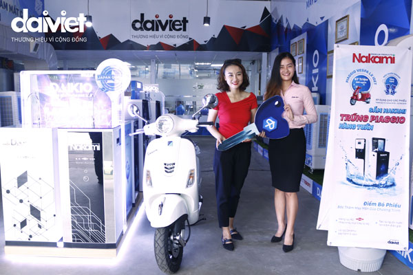 Đại diện công ty Đại Việt trao thưởng cho khách hàng may mắn
