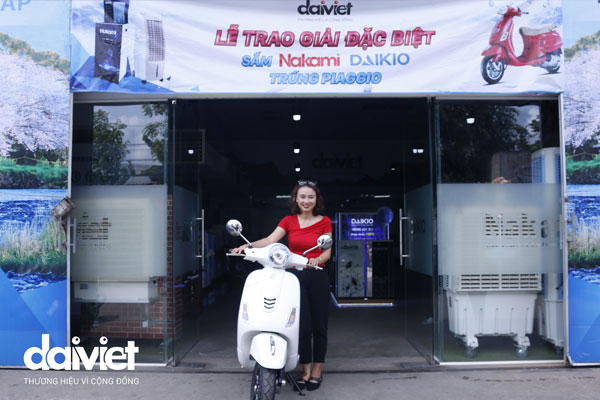 Chị Hà Thị Hậu là khách hàng may mắn trong đợt bốc thăm lần 8