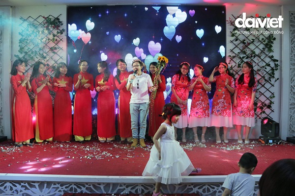 phần biểu diễn “Mashup dành cho em” của nhân viên Trúc Linh, phòng Marketing đầy cảm xúc