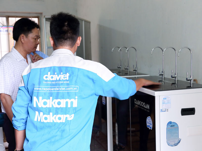 kĩ thuật viên của Đại Việt đang hướng dẫn sử dụng máy lọc nước daikiosan, makano