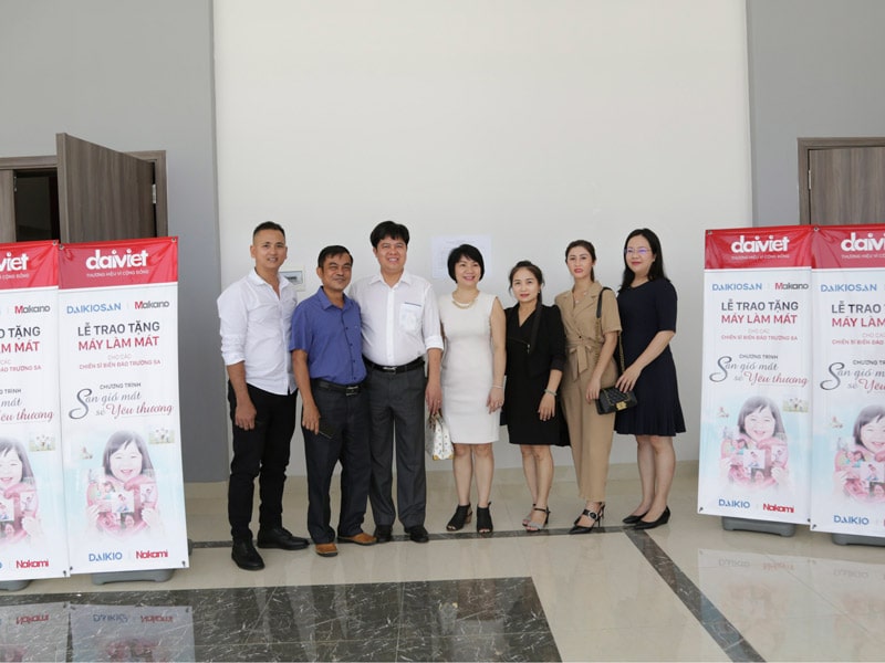 Đại diện công ty Đại Việt cùng các NPP/Đại lý tại buổi lễ trao tặng