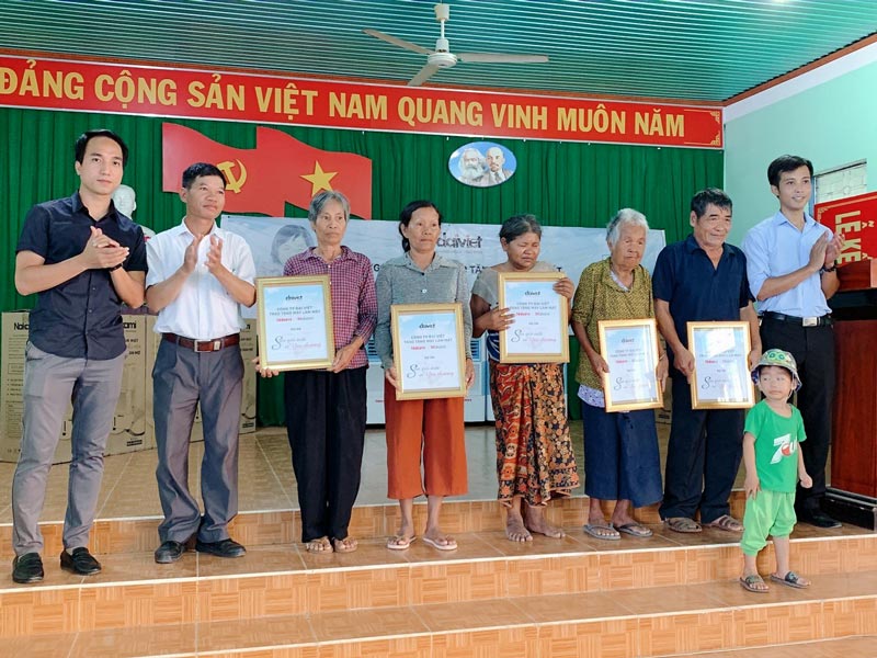 NPP Điện Quang đã trao những chiếc máy làm mát Nakami cho đồng bào Ê đê