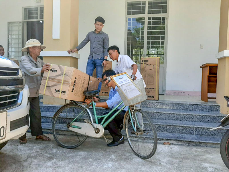hình ảnh nhân viên công ty Đại Việt hỗ trợ người dân vận chuyển máy làm mát Nakami khi ra về