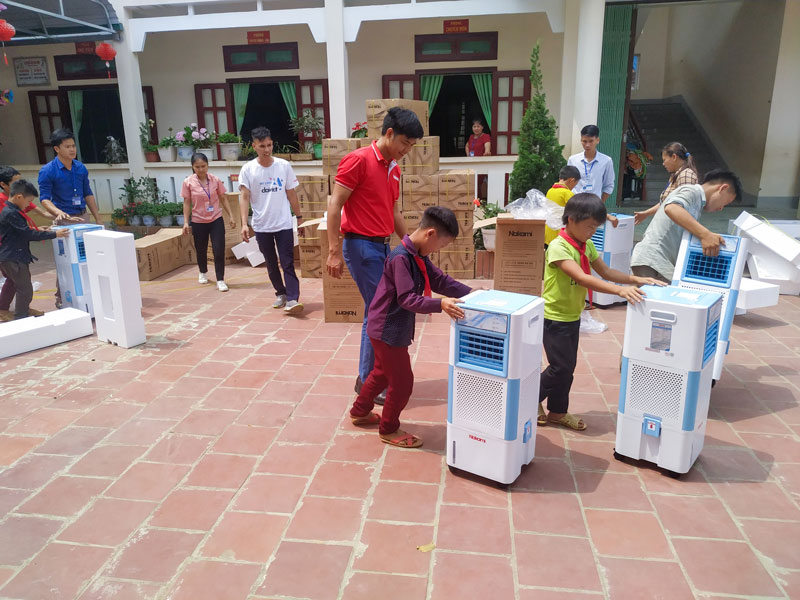 Các em nhẹ nhàng, thận trọng nhưng không giấu được niềm vui trong ánh mắt khi di chuyển máy làm mát Nakami
