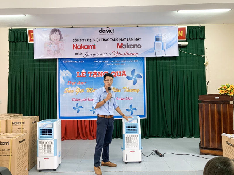 Đại diện công ty Đại Việt hướng dẫn sử dụng máy làm mát Nakami cho các cơ sở trợ giúp xã hội
