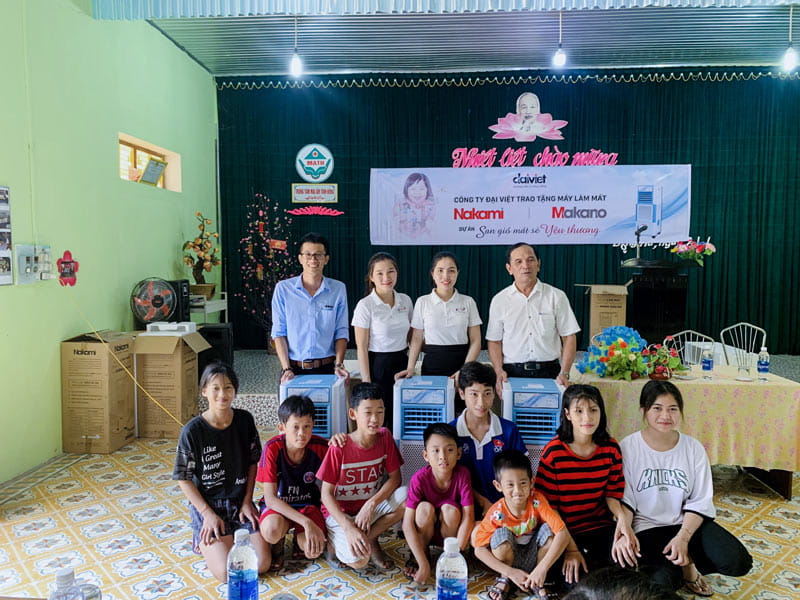 Đại diện công ty Đại Việt (trái) trao tặng máy làm mát Nakami cho mái ấm Tình Hồng