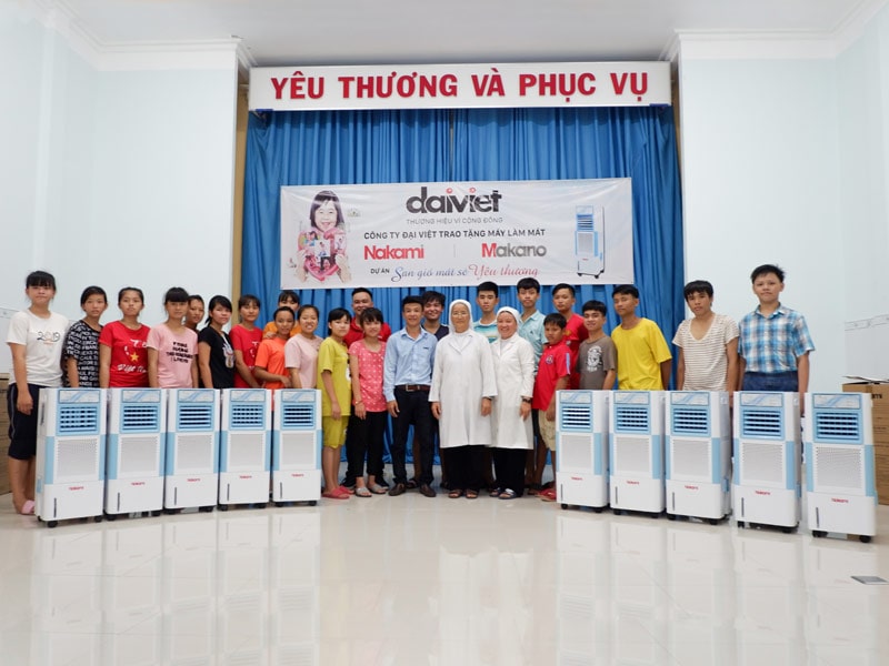 San Gió Mát Sẻ Yêu Thương dành tặng những chiếc máy làm mát Nakami cho trường khuyết tật Nhân Ái