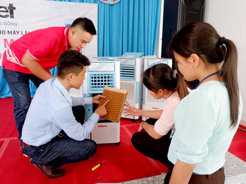 Đại diện công ty Đại Việt hướng dẫn cách sử dụng và vệ sinh cho mọi người