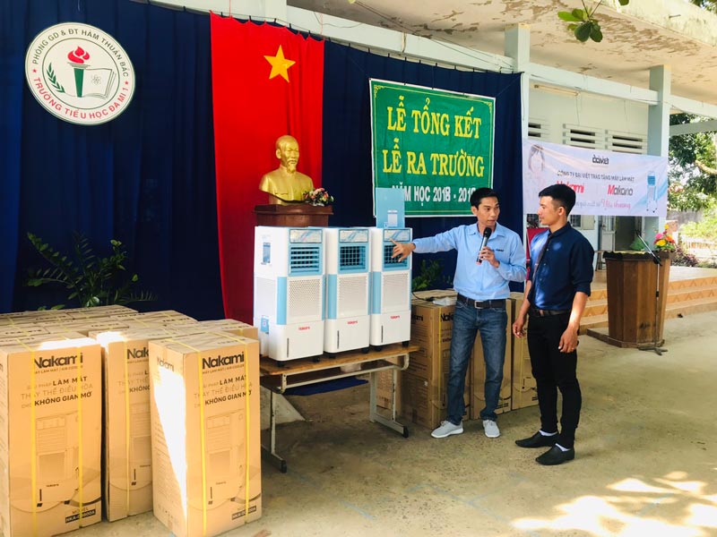 Đại diện công ty Đại Việt hướng dẫn sử dụng máy làm mát Nakami