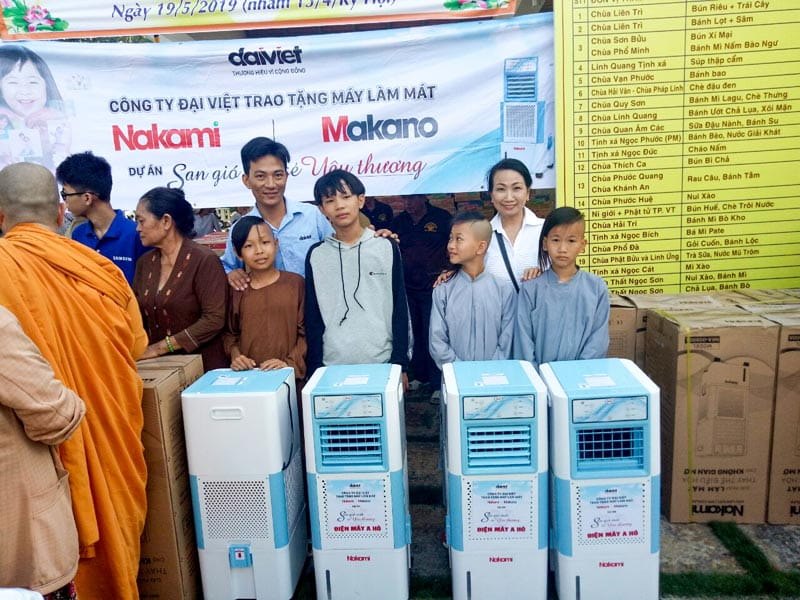 Làn gió từ những chiếc máy làm mát Nakami sẽ mang đến không gian mát mẻ cho các em nhỏ ở chùa Diệu Pháp