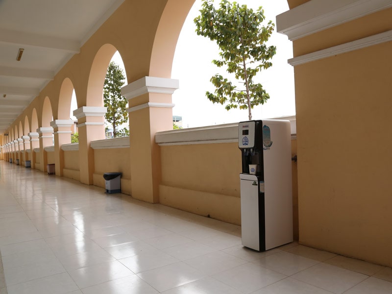 hình ảnh máy lọc nước makano tại khu vực hành lang trường học