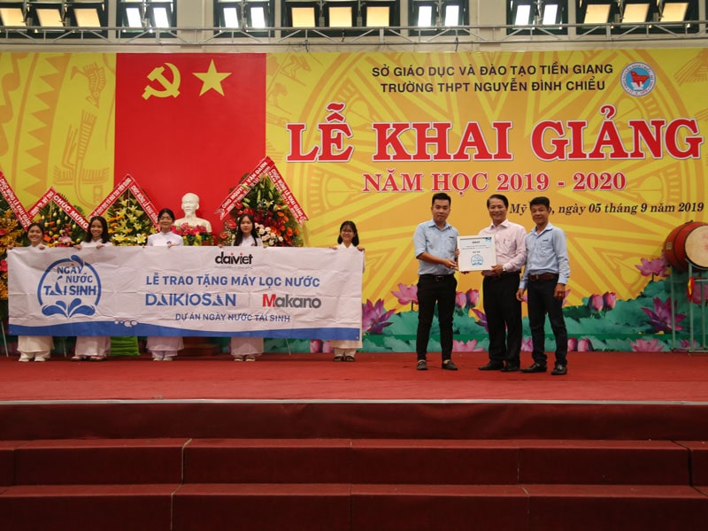Đại diện công ty Đại Việt cùng thầy hiệu trưởng trường THPT Nguyễn Đình Chiểu