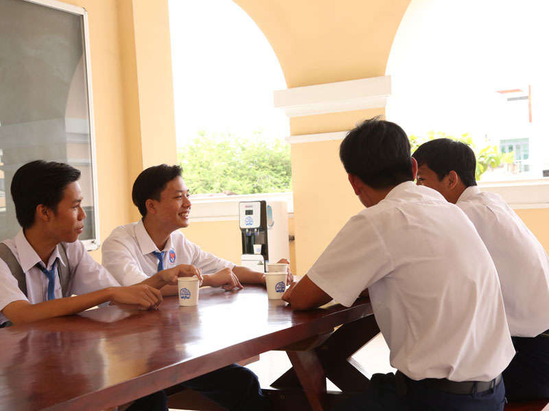 Hình ảnh các em học sinh lấy nước từ máy lọc nước Daikiosan, Makano