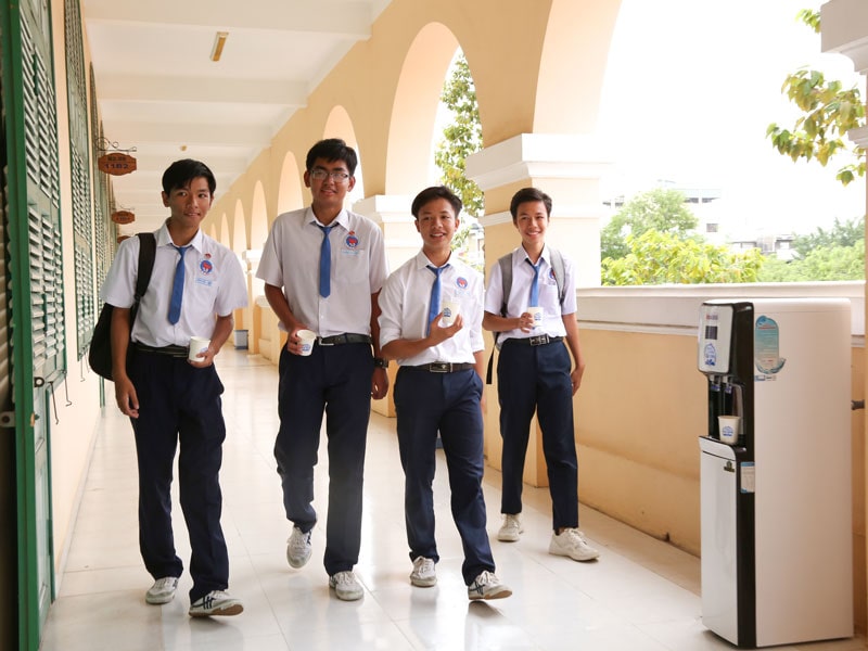 Hình ảnh các em học sinh lấy nước từ máy lọc nước Daikiosan, Makano