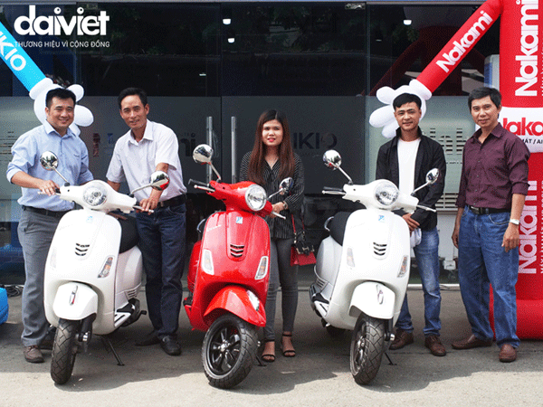 Trao thưởng đợt 3 cho khách hàng may mắn trúng xe máy piaggio